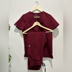 Figs Burgundy scrub set size small